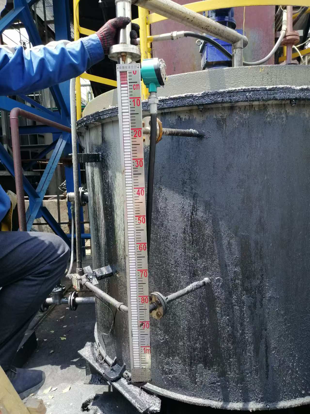 浮標(biāo)液位計在高粘度煤焦油儲罐中安裝